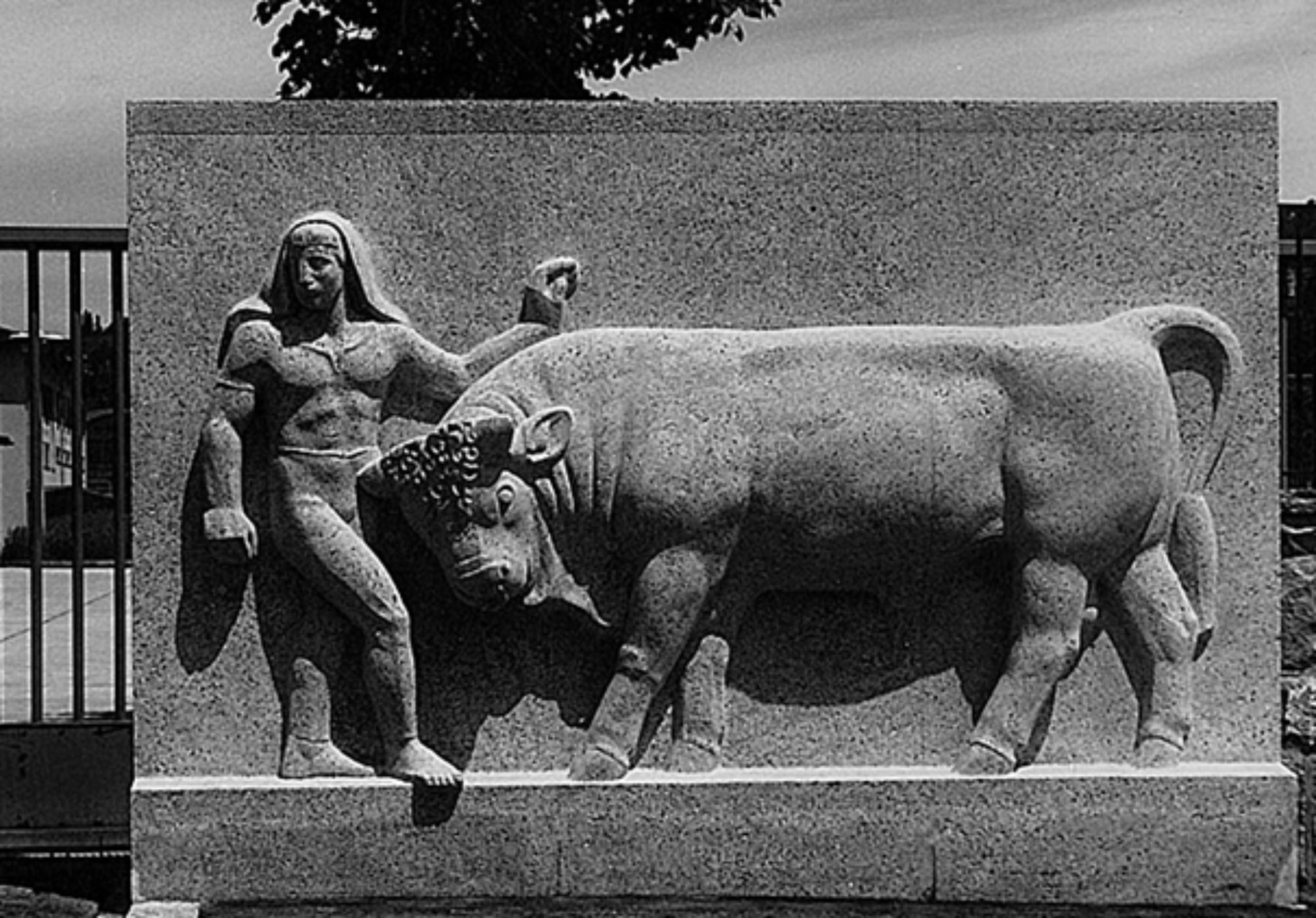 Entrée des abattoirs de Lausanne-Malley : haut-relief de Pierre Blanc (1945) | © Pierrette Blanc Besson, Musée historique de Lausanne<br />
