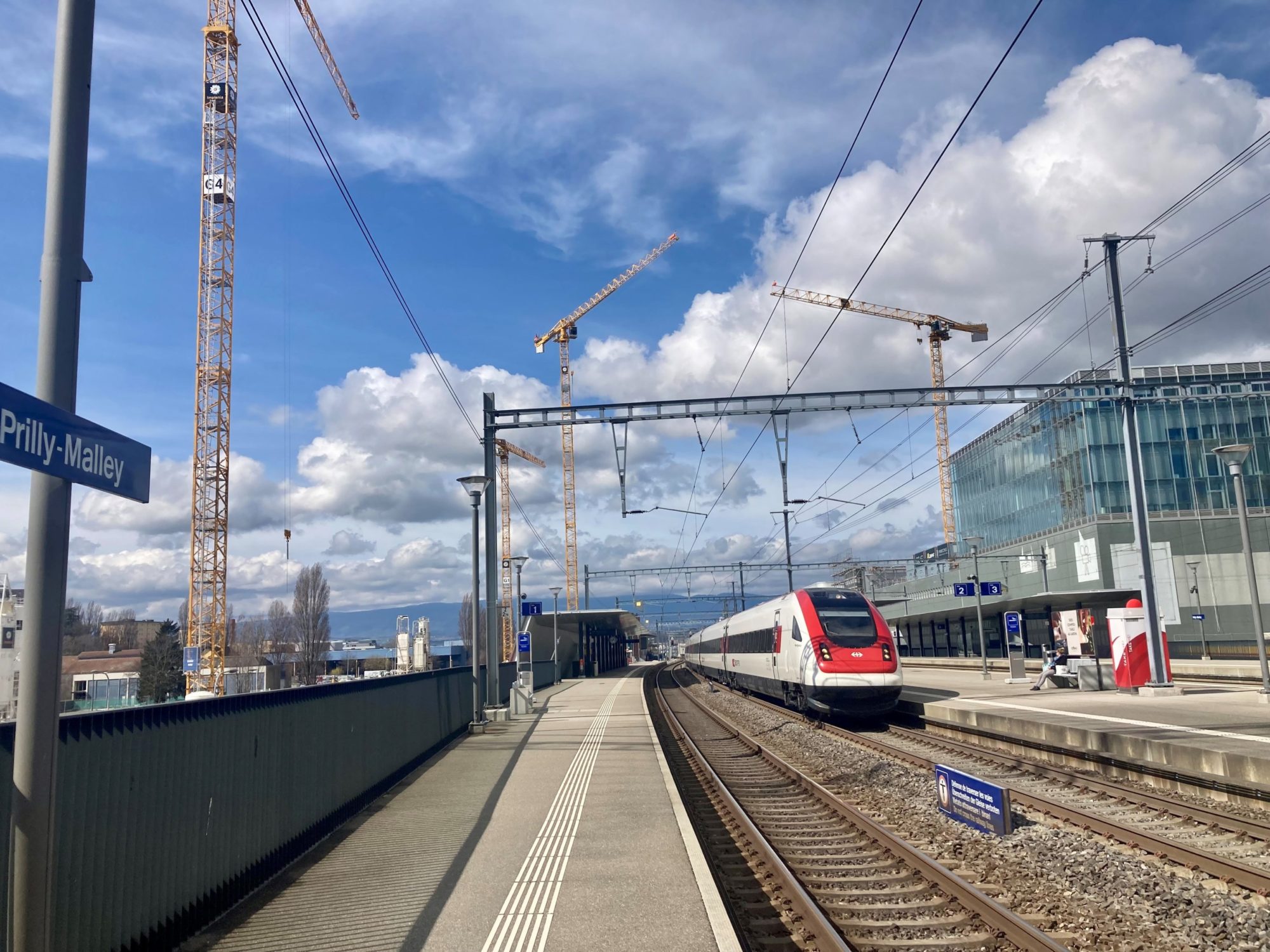 Les grues ont investi Malley-Centre, de part et d'autres la halte Prilly-Malley, pour la construction des bâtiments de Malley-Gare (Central Malley) et Malley-Phare (extension de Malley-Lumières)